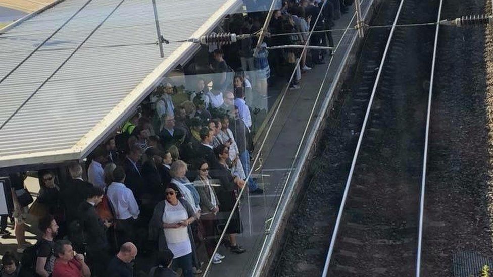 Crowded commuters at Harpenden railway station