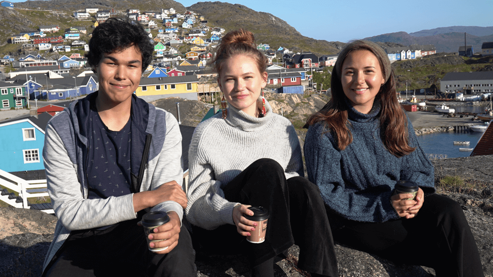 Inutsiaq Ibsen, de 18 años, Naja-Theresia Høegh, de 19 y Caroline Hartmann Hansen, de 21, en Qaqortoq.