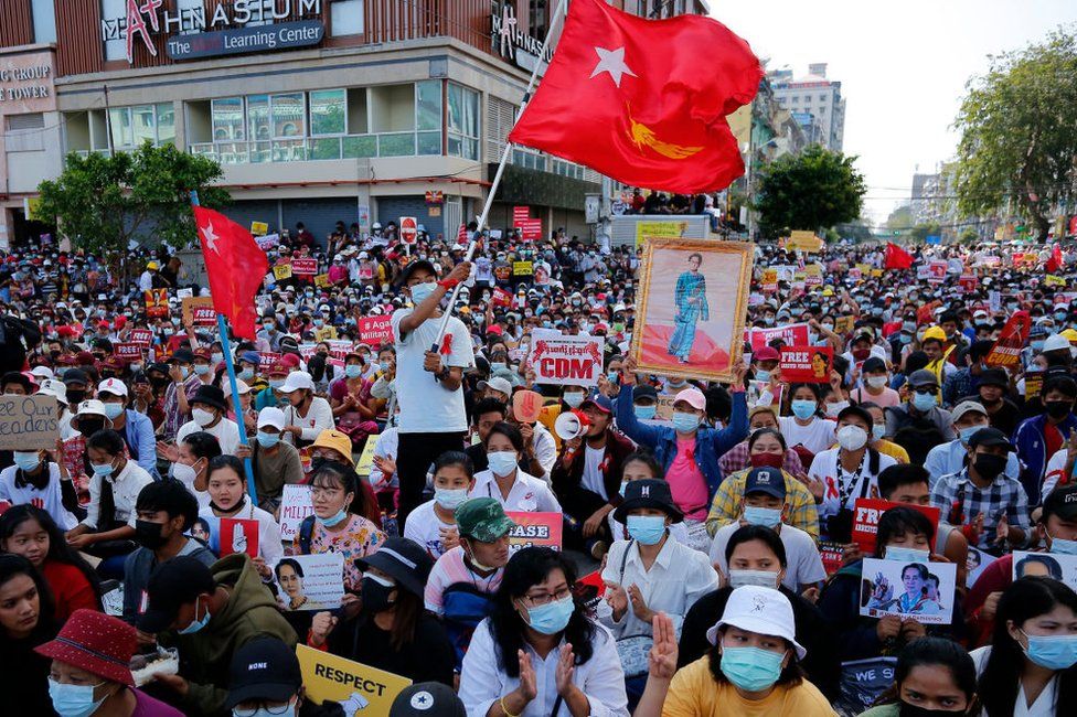 Протестующие в Мьянме принимают участие в демонстрации против военного переворота возле пагоды Суле в центре Янгона, Мьянма, 17 февраля 2021 г.