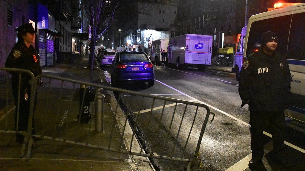 Полицейские стоят на страже дороги после того, как 19-летний нападавший напал с мачете на трех офицеров полиции Нью-Йорка возле Таймс-сквер во время празднования Нового года в Нью-Йорке, США, 31 декабря 2022 г.