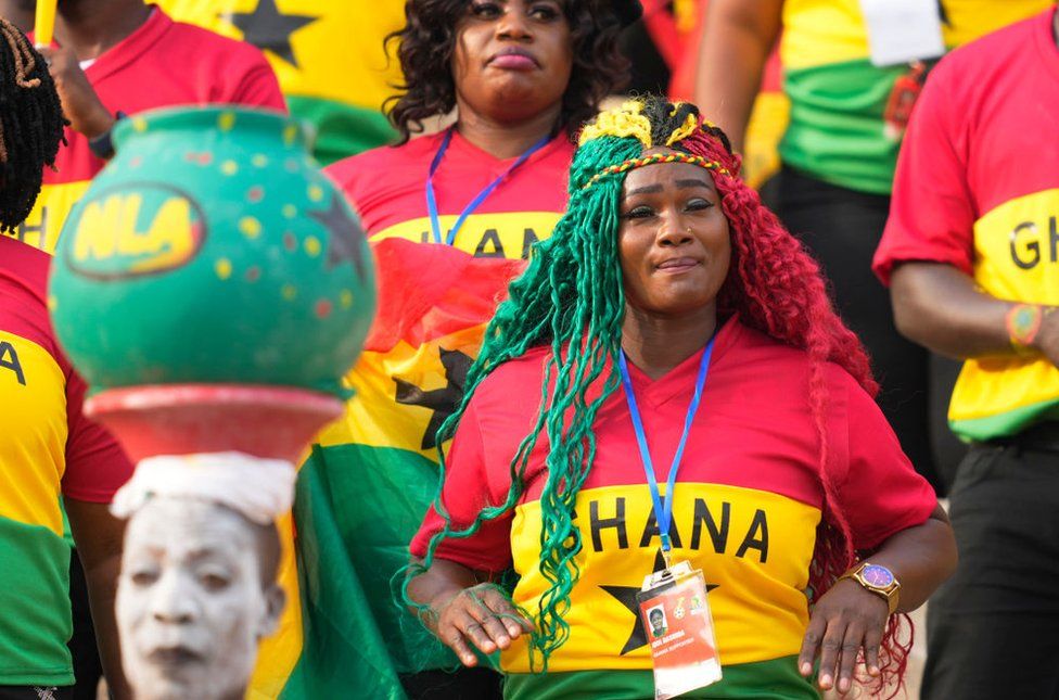 Фанаты Ганы смотрят, как их команда играет с Марокко на Кубке африканских наций в Камеруне, 10 января 2022 года.