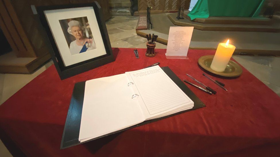 Queen Elizabeth II Durham Cathedral opens book of condolence BBC News
