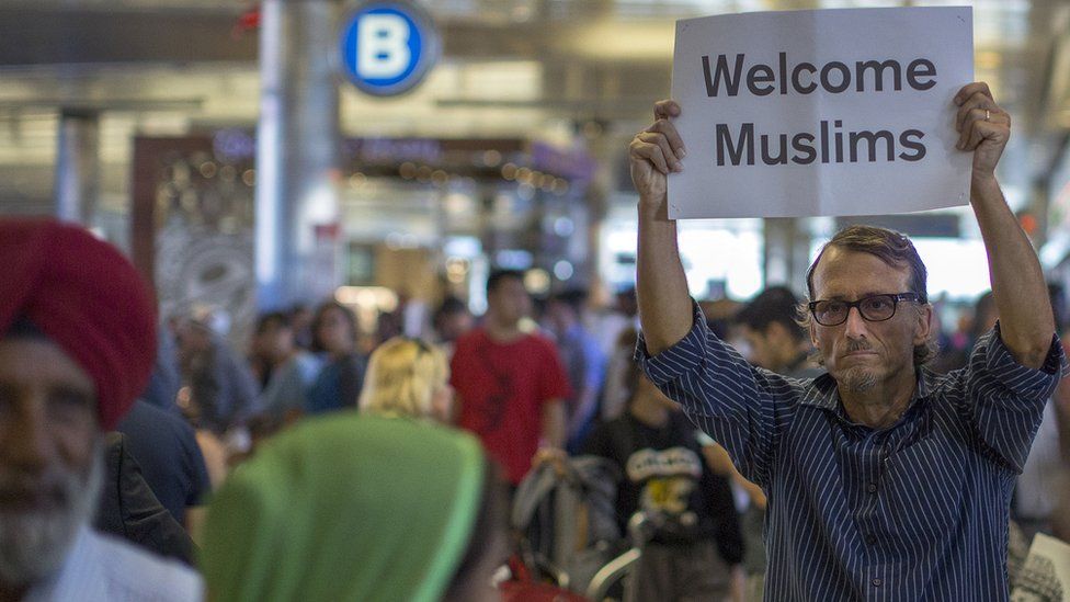 John Wider with a welcome sign for Sikh travellers on the first day of the the partial reinstatement of the Trump travel ban at Los Angeles International Airport (LAX), 29 June 2017
