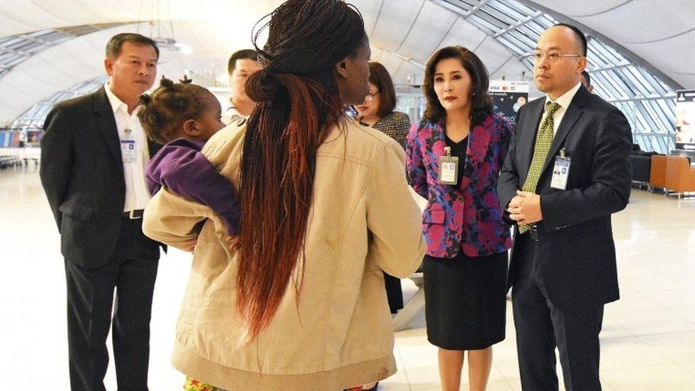 Thai officials talk to one of the family in Suvarnabhumi airport (27 Dec 2017)