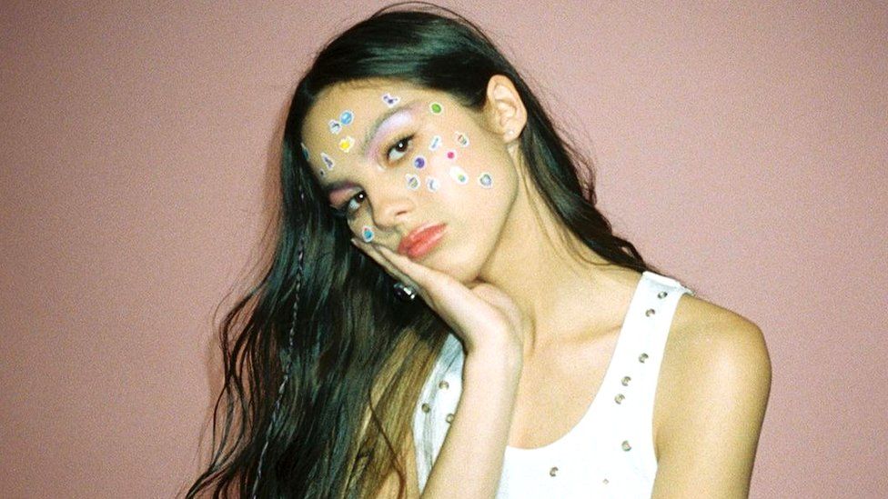 How did debut artist Olivia Rodrigo break chart records? BBC News