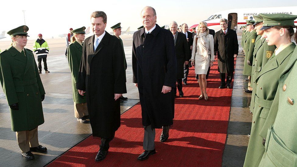 Corinna zu Say-Wittgenstein walks behind then King Juan Carlos on a trip to Germany in 2006