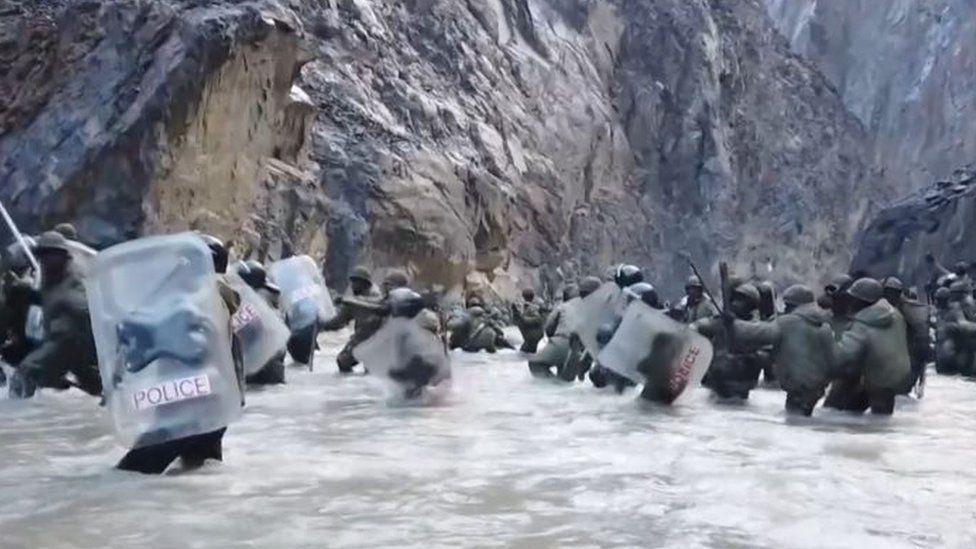 На этом кадре видеозаписи, сделанном в середине июня 2020 года и выпущенном Центральным телевидением Китая (CCTV) 20 февраля 2021 года, показаны индийские солдаты, переходящие реку во время инцидента