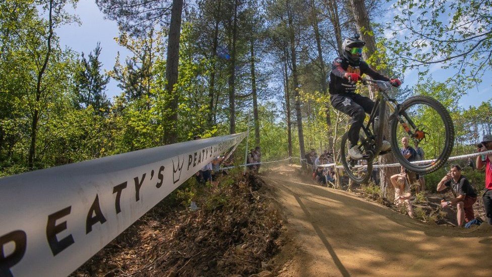 Steve Peat competing in the Steel City Downhill