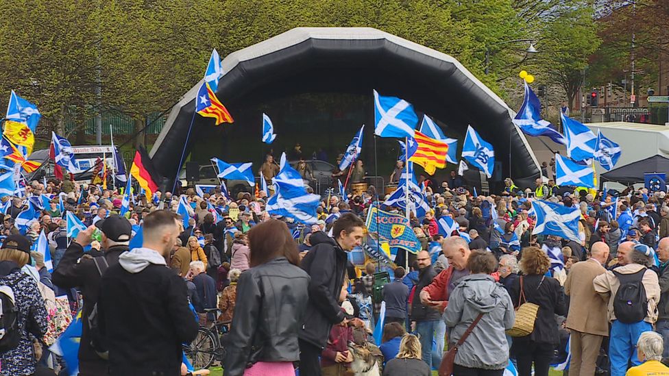 Tens of thousands march for Scottish independence - BBC News