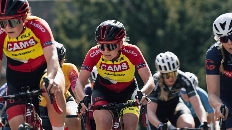 Women's Tour: Thousands line the streets for final stage - BBC News