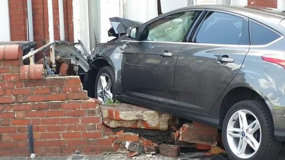 Car crashes through wall into house in Swindon - BBC News