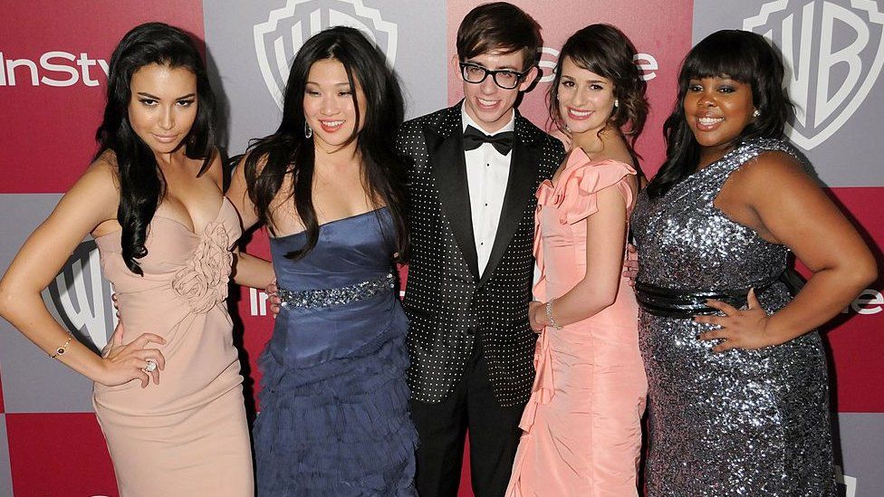 Naya Rivera attended the 2012 Golden Globes with her co-stars (L-R) Jenna Ushkowitz, Kevin McHale, Lea Michele and Amber Riley