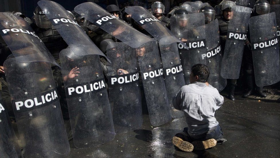 Disabled protester clashes with police in La Paz
