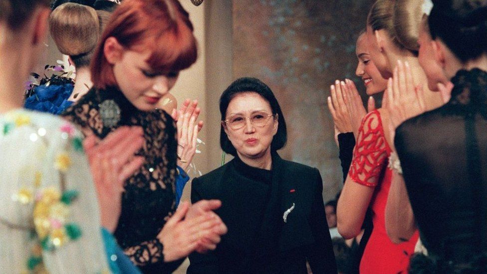 Ханаэ Мори аплодирует своим моделям в конце показа ее осенне-зимней коллекции в Париже в 1998 году