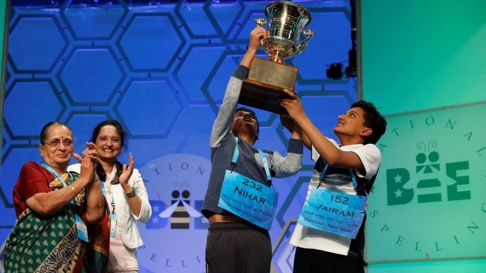 Со-чемпионы Нихар Саредди Джанга (слева) и Джайрам Джагадиш Хатвар (справа) держат свой трофей после завершения финального раунда 89-го ежегодного конкурса Scripps National Spelling Bee в Национальной гавани в Мэриленде, США, 26 мая 2016 г.