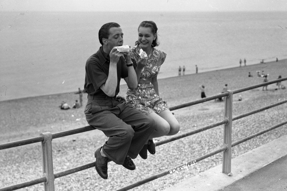 Richard Attenborough , Carol Marsh, Brighton Beach eating ice creams