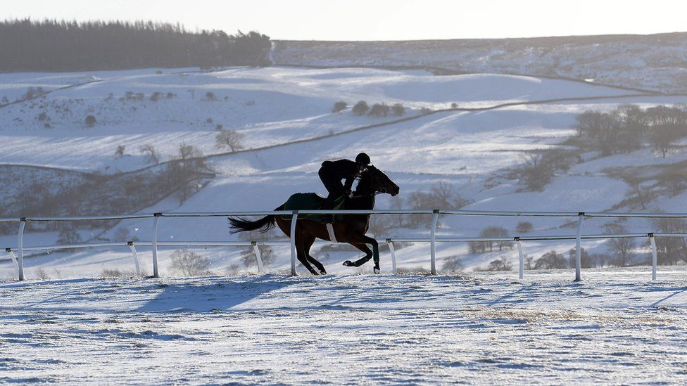 In pictures: Snow hits UK - BBC News