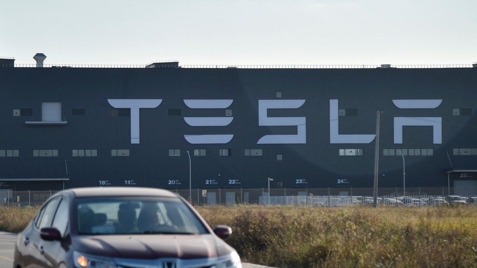 Автомобиль проезжает мимо завода Tesla