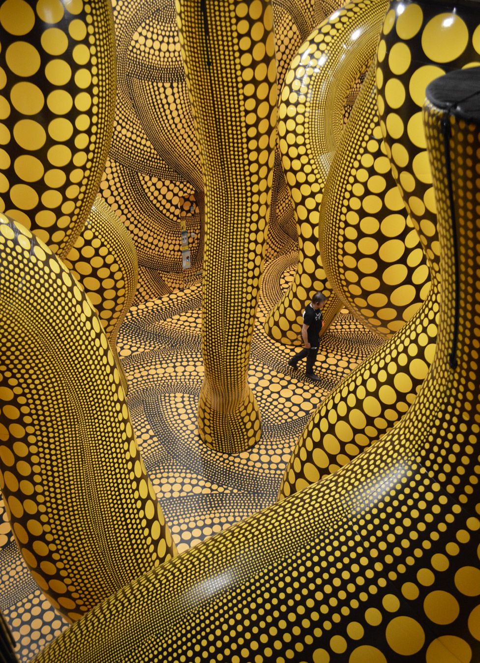 Yayoi Kusama inflable polka . esculturas en Aviva Studios en Manchester