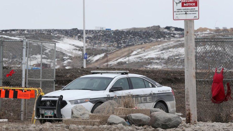 Полицейская машина блокирует въезд в Центр управления ресурсами на Брейди-роуд, где находится тело 33-летней Линды Мэри Берди из Лейк-Стрит. Обнаружен коренной народ Мартина в Виннипеге, Манитоба, Канада, 4 апреля 2023 г.