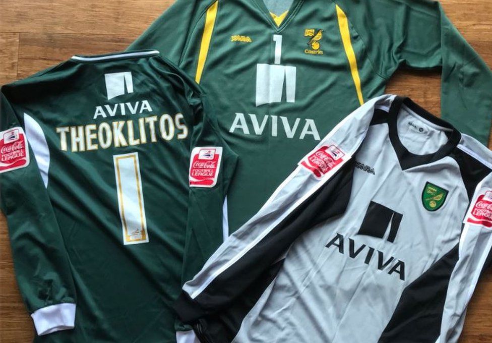 gasformig Fredag Derfor Norwich goalkeeper's shirts 'found in Australian charity shop' - BBC News