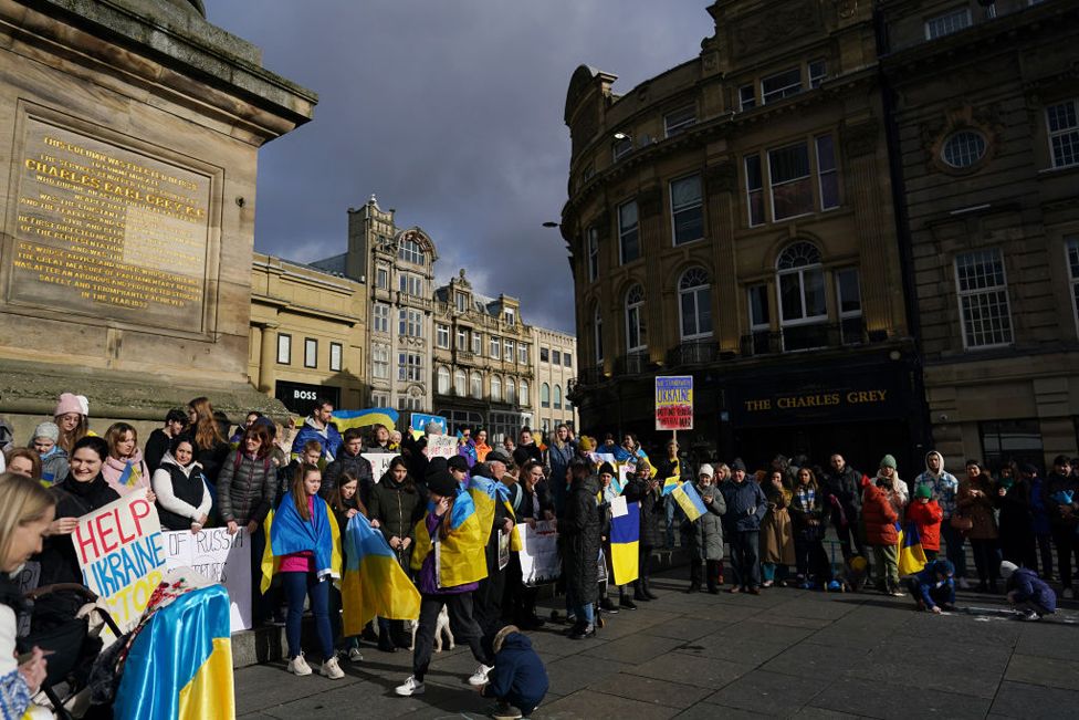 Группы северо-восточной украинской общины собираются у памятника Грею, чтобы отметить первую годовщину российского вторжения в Украину, 24 февраля 2023 года в Ньюкасл-апон-Тайн, Великобритания