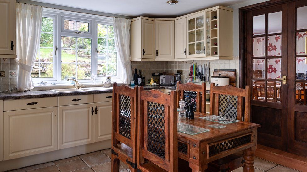 Image of the kitchen with a table and a set of chairs