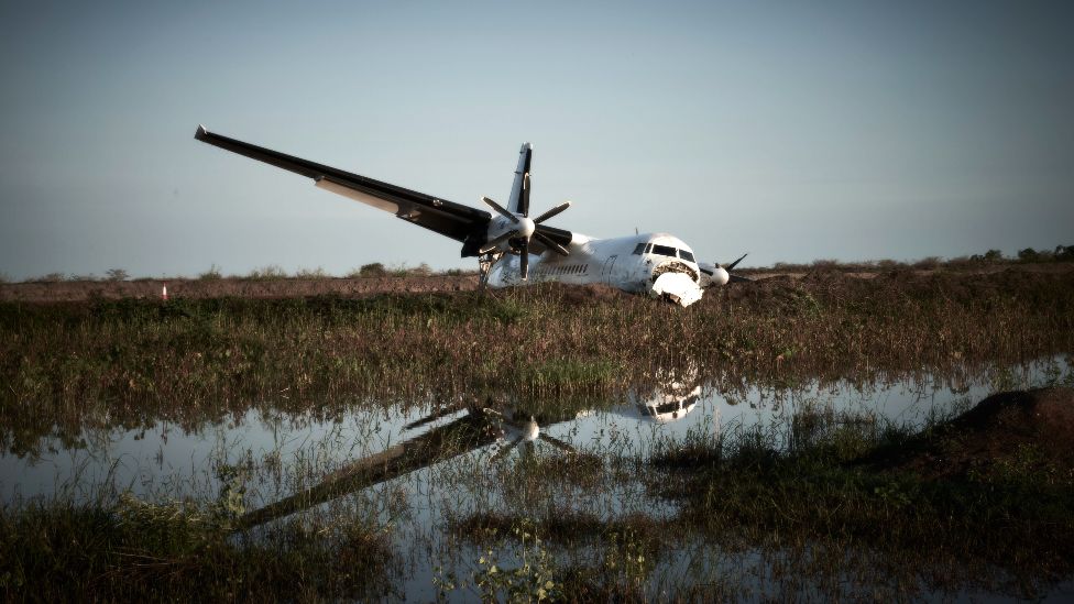 Разбившийся самолет на фоне затопленного ландшафта в Бентиу, Южный Судан