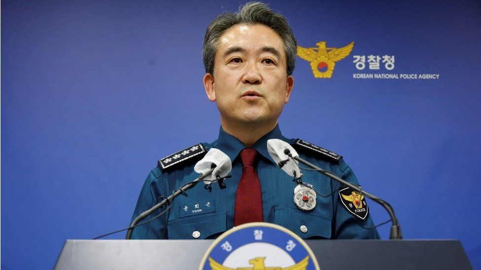 Комиссар Национального полицейского управления Юн Хи Гын выступает на пресс-конференции после давки, произошедшей во время празднования Хэллоуина в Сеульском столичном полицейском управлении в Сеуле, Южная Корея, 1 ноября 2022 г.