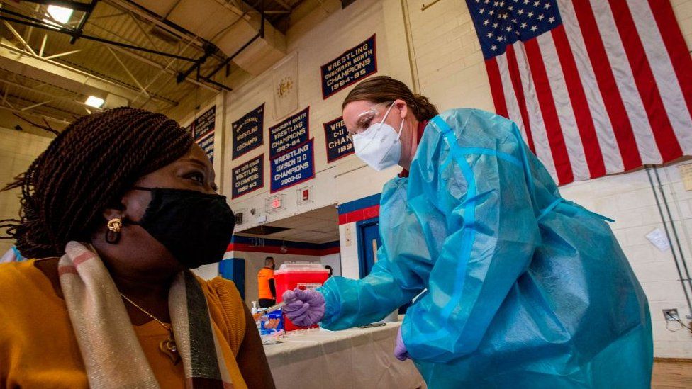 Covid: How ethnicity and wealth affect US vaccine rollout - BBC News