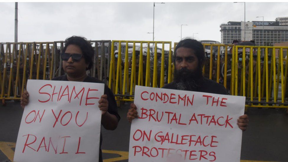Протесты гражданских активистов во время протеста против военного нападения рано утром в Гота Го Гама недалеко от Коломбо, Шри-Ланка, 22 июля 2022 г.