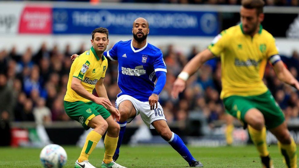 David McGoldrick of Ipswich Town and Wes Hoolahan of Norwich City compete for the ball during the Sky Bet Championship match between Ipswich Town and Norwich City at Portman Road on October 22, 2017