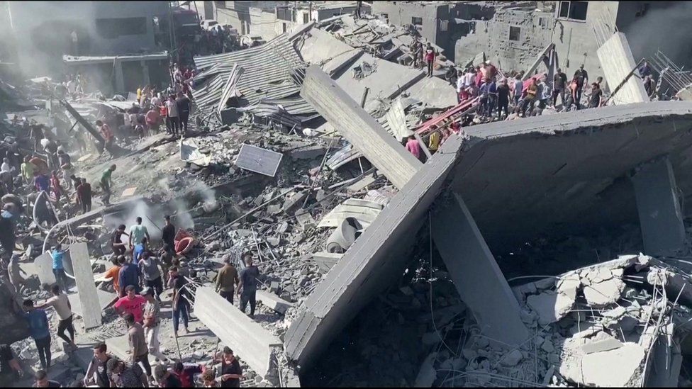 Rochdale family-of-10 trapped at Gaza border crossing - BBC News