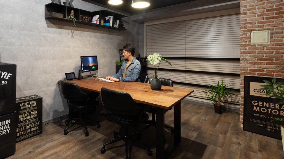 Yuichi Ishii em seu escritório
