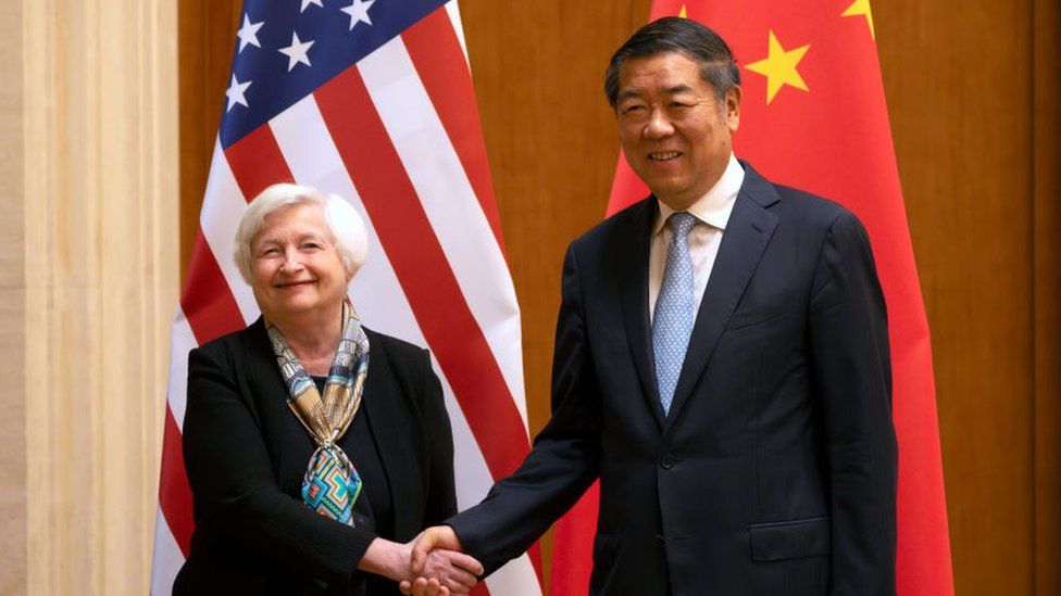 Министр финансов США Джанет Йеллен (слева) пожимает руку вице-премьеру Китая Хэ ​​Лифэну