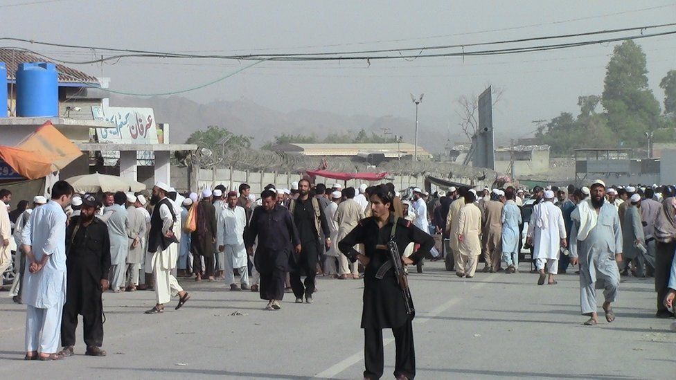 Crowds at Torkham