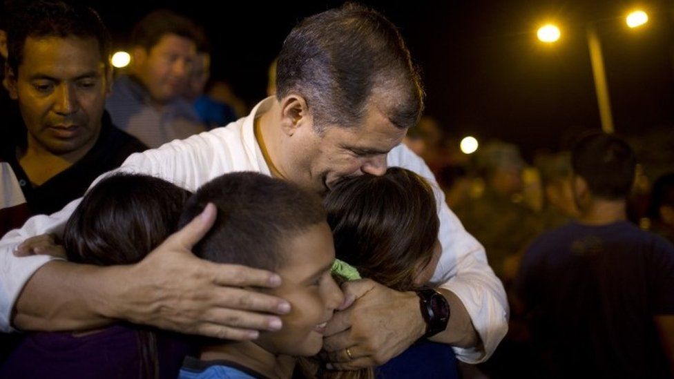 Ecuador's President, Rafael Correa, kisses a group of children after meeting local authorities in the emergency centre in Portoviejo (17 April 2016)