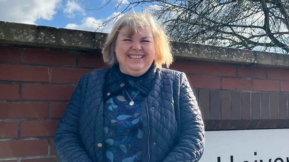 Wiltshire woman raises £3,000 for hospice through abseil - BBC News