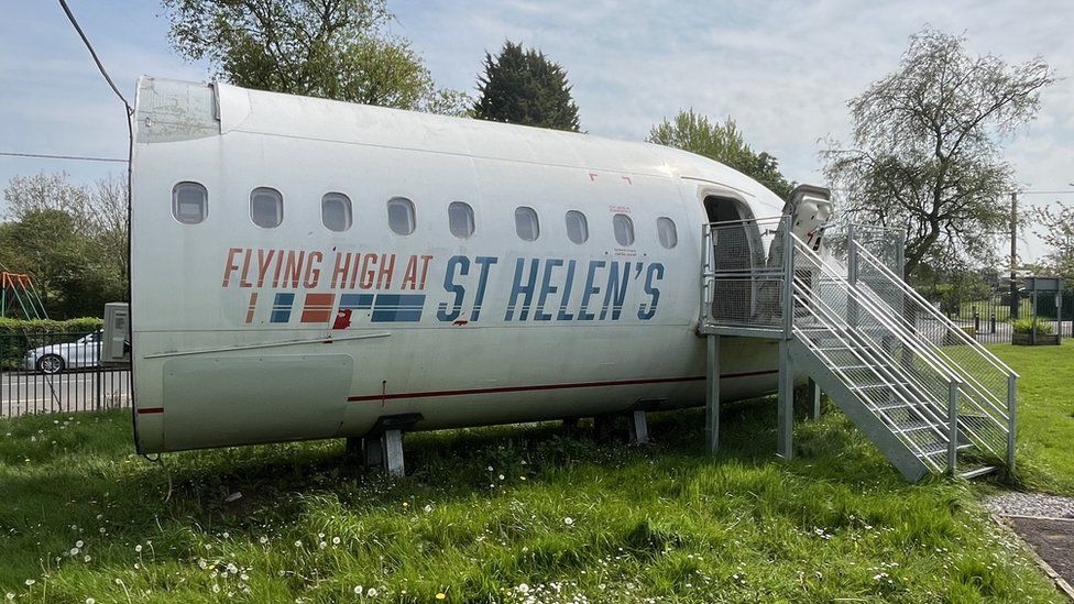 The plane fuselage with steps onto it