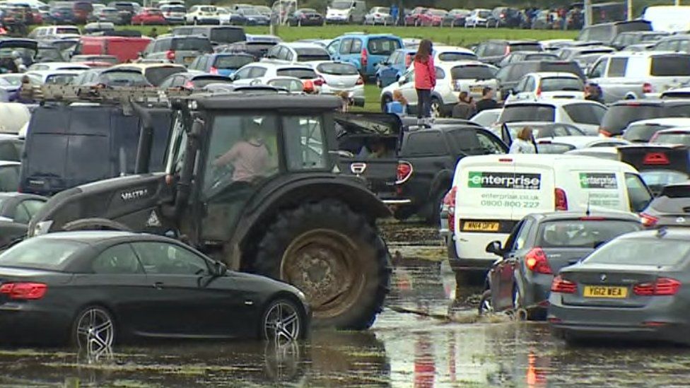 cars stuck in rain water and mud at Festival no.6