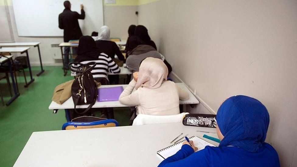 Учащиеся в классе мусульманской школы La Reussite 19 сентября 2013 года в Обервилье