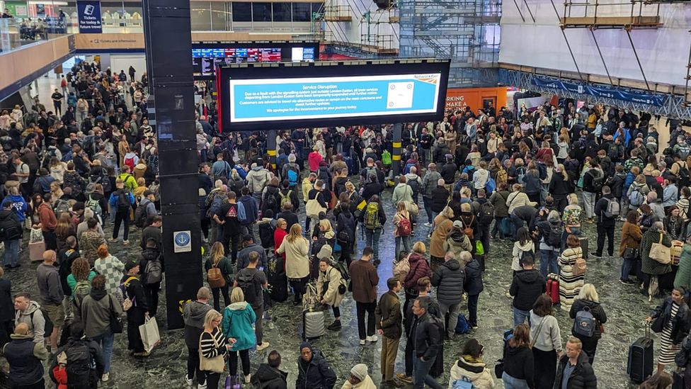 A lot of passengers standing in Euston station