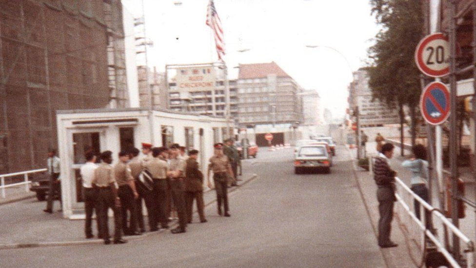 Ochr orllewinol Checkpoint Charlie, Berlin yn 1985