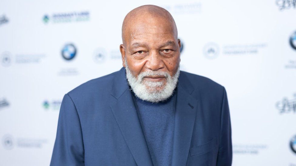 Jim Brown: Legendary NFL running back dead at 87 - BBC News