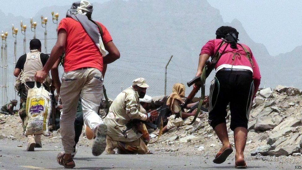 Pro-government fighters battle Houthi rebels on the streets of Yemen's second city of Aden (14 July 2015)