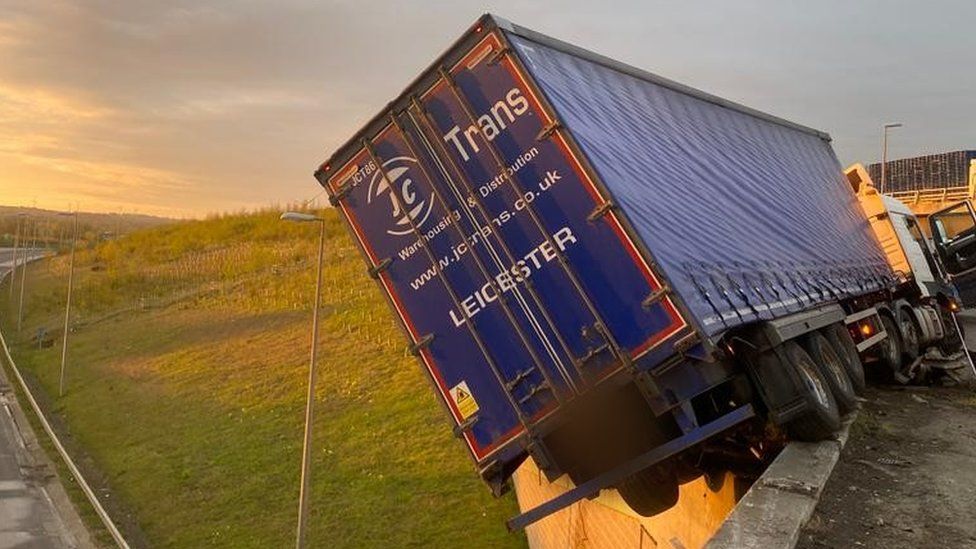 Picture of hanging lorry