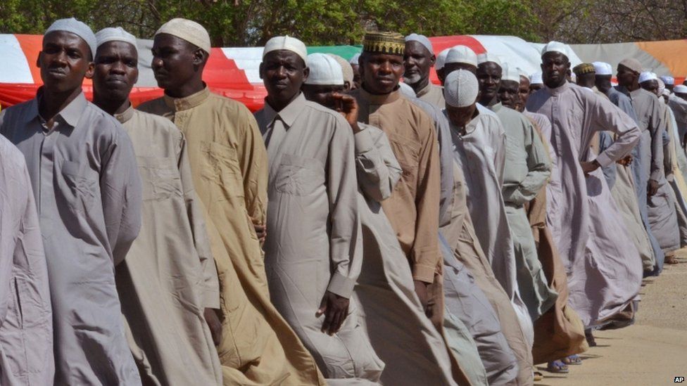Men who were being detained on suspicion of affiliation to Boko Haram, line up as they are released by the Nigerian military in Maiduguri (06 July 2015)