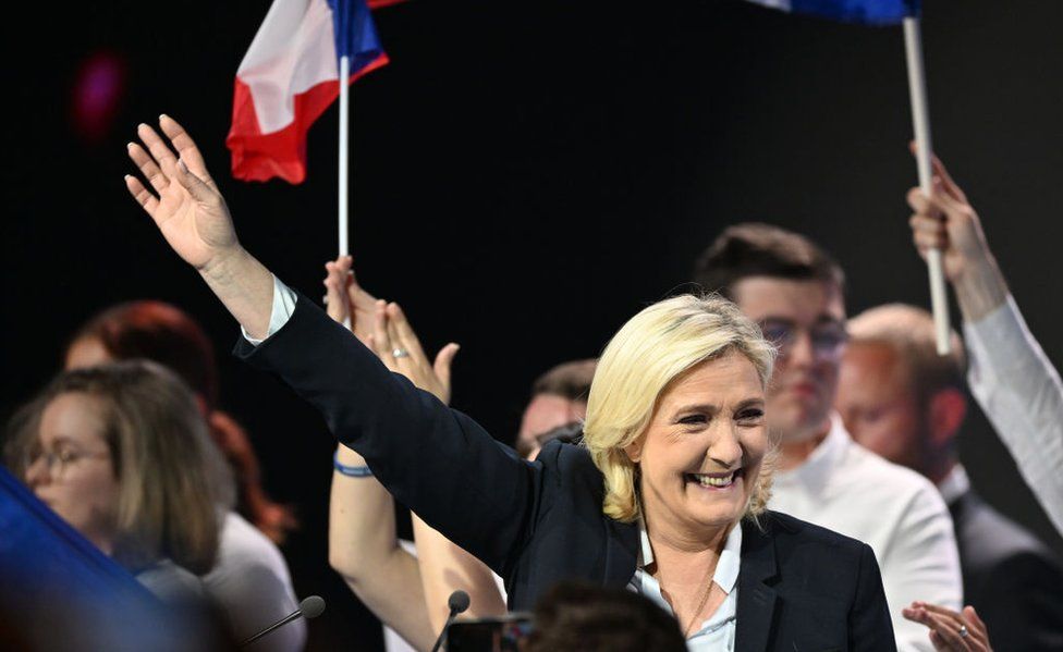 Кандидат в президенты от ультраправой французской партии «Национальное объединение» (RN) Марин Ле Пен приветствует своих сторонников в Аррасе 21 апреля
