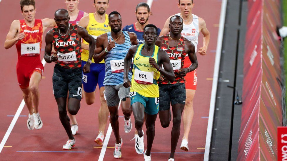 Питер Бол возглавляет других финалистов в финальном забеге на 800 м среди мужчин