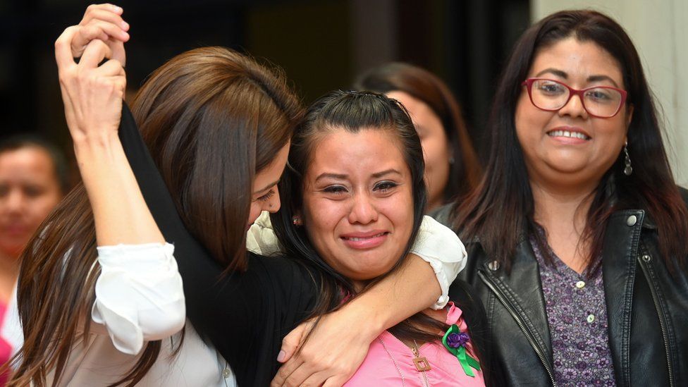 Salvadorean rape victim Evelyn Hernandez (C) celebrates with her lawyers